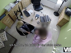 Blonde teen gets hardcore action for cash in the office - Das Zarte Engelsgesicht wird gegen Bargeld verwolted
