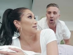 Sizzling latina Vicki Chase fucks her masseur