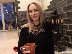 Røv, Blondine, Pik sutte, Give finger, Håndjob, Pov, Stripning, Teenager