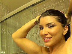 Romi Rain's bathtime fun home vid