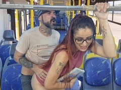 Sucer une bite, Brésilienne, Bus, Masturbation, Public