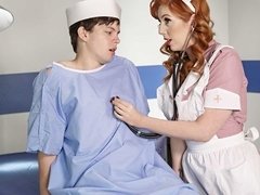 Grosser arsch, Grosse titten, Blasen, Hundestellung, Handjob, Krankenschwester, Entkleiden, Tätowierung