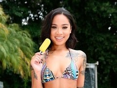 Asiatisch, Arsch, Braunhaarige, Hundestellung, Handjob, Tätowierung, Jungendliche (18+), Titten