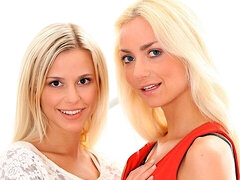 Enthousiasteling, Blond, Lesbisch, Likken, Masturbatie, Geschoren, Strippen, Tieten likken