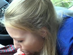 Amateur, Blonde, Sucer une bite, Petite amie, Piercing, Pov, Public, Rasée