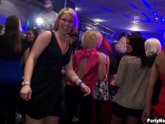 Blond, Pijpbeurt, Naakte man aangeklede vrouw, Dansen, Hondjeshouding, Groep, Feest, Zuigen