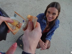 Sucer une bite, Brunette brune, Gorge profonde, Argent, Pov, Public, Maigrichonne, Adolescente