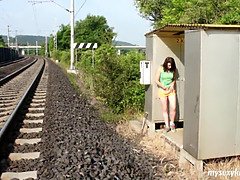 Brunette brune, Hd, Masturbation, Seins naturels, De plein air, Public, Solo, Adolescente