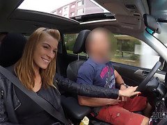 Blasen, Auto, Gehörnter ehemann, Schwanz, Handjob, Geld, Öffentlich, Ablutschen