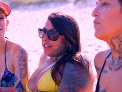 Salle de bains, Plage, Brésilienne, Lesbienne, Petite femme, Public, Chatte, Tatouage