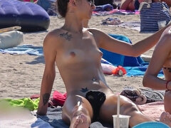 Amateur, Plage, Gros seins, Plantureuse, Compilation, Seins naturels, Public, Nénés