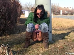 Bottes, Masturbation, De plein air, Pisser, Actrice du porno, Public, Chatte, Mouillée