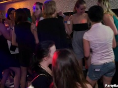 Bekleidet, Sperma im mund, Hundestellung, Aufs gesicht abspritzen, Gruppe, Orgie, Party, Swingers