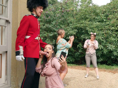 Grosse bite, Sucer une bite, Brunette brune, Tchèque, Robe, De plein air, Public