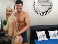 Grosse titten, Blondine, Blasen, Handjob, Masturbation, Milf, Tätowierung, Titten