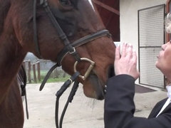 Kinky mama playing with herself in a barn