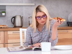 Enthousiasteling, Blond, Pijpbeurt, Hondjeshouding, Likken, Natuurlijke tieten, Kut duiken, Tieten likken