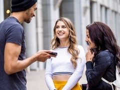 Cul, Blonde, Sucer une bite, En levrette, 2 femmes 1 homme, Embrassement, Adolescente, Plan cul à trois