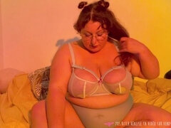 Vends-ta-culotte - voluptueuse femme pulpeuse fait du wax play sur ses énormes seins et utilise sa salive - fétiche